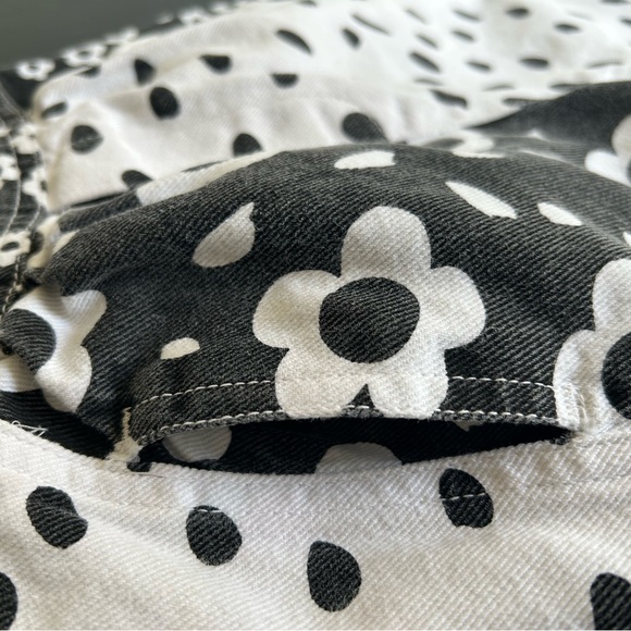 VINTAGE BABY GUESS Sz 24 Months Denim Overalls BLACK/WHITE DAISY PRINTS POCKETS - Picture 4 of 7